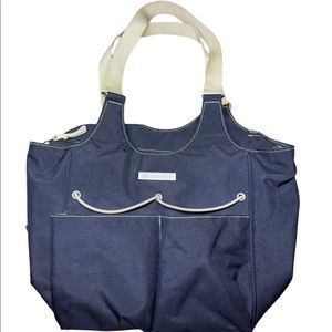 ARIAT carry all. Width: 10.25 inDepth: 7 in
Height: 10 in Strap Drop: 11 1⁄2 in